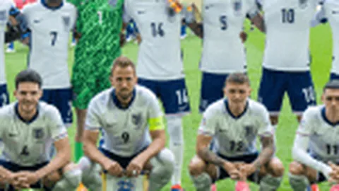 “18强赛意外逆袭！联赛末位球队击败亚洲劲旅，四强赛局悬念迭起”